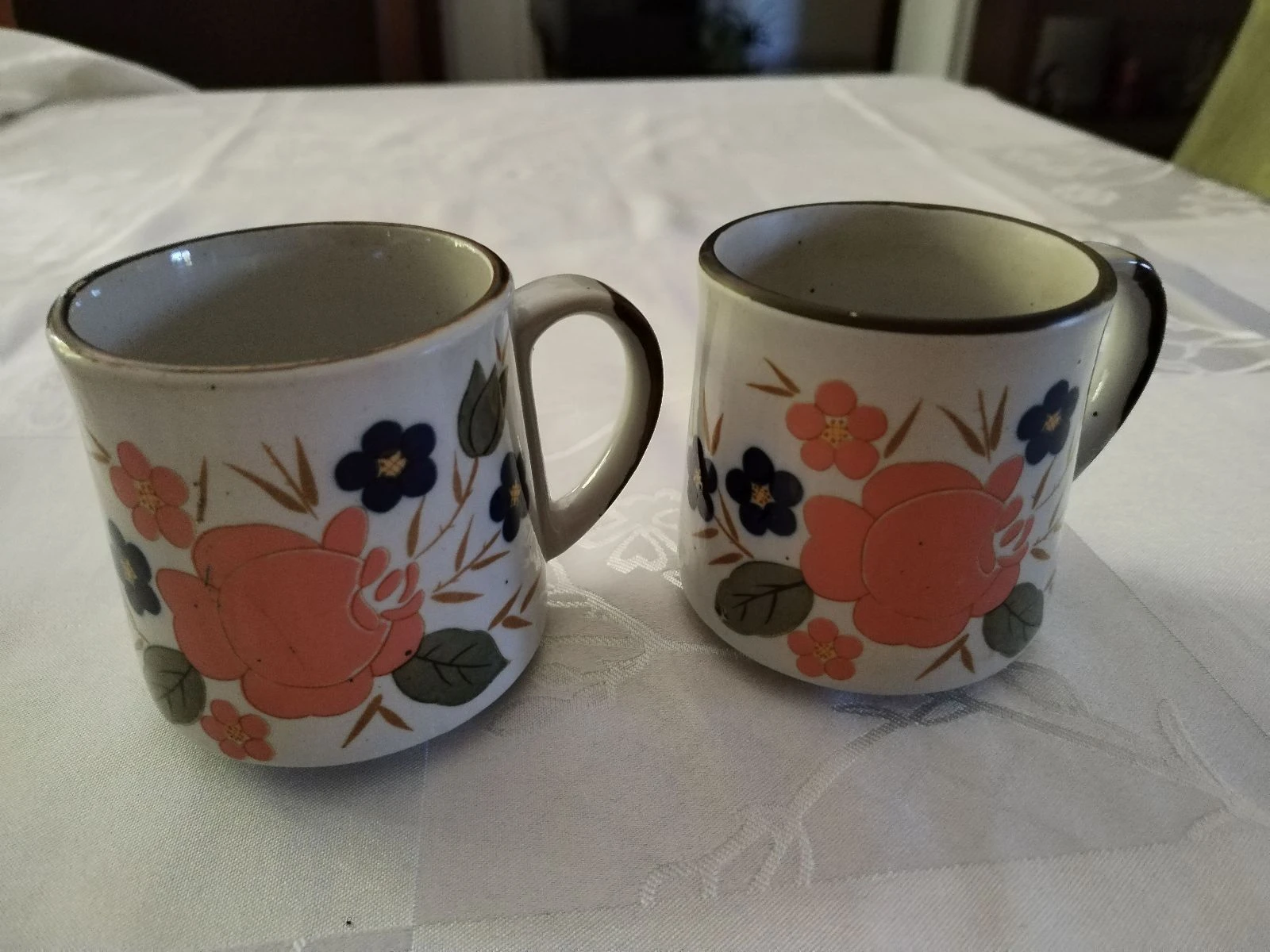 Lot de 2 jolis meugs vintage en grès.